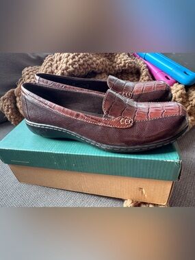 NIB clark two tone leather loafers